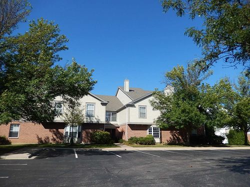 apt-2-131 Crest Wood Ct, Schaumburg, IL, 60195-3372 | Card Image