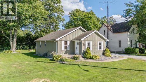 452 Maude St, Petrolia, ON, N0N1R0 | Card Image