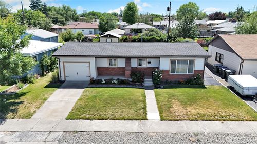 827 S Juniper Dr, Moses Lake, WA, 98837-2201 | Card Image