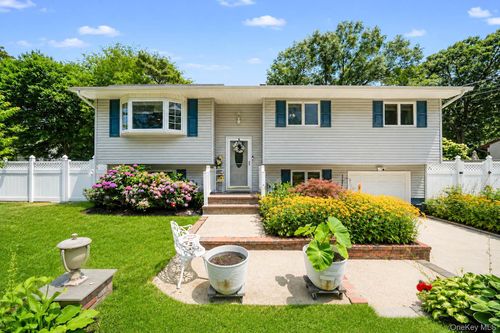 109 Midland Blvd, Ronkonkoma, NY, 11779-1657 | Card Image