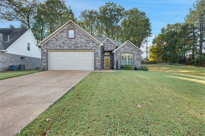 136 Executive Dr, House other with 3 bedrooms, 2 bathrooms and 2 parking in Jackson TN | Image 2