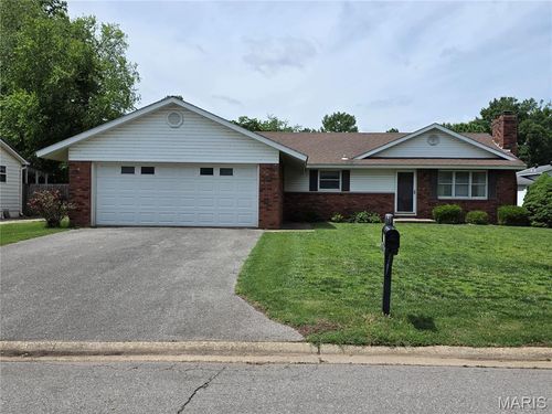 705 Linden Ln, Sikeston, MO, 63801-3332 | Card Image