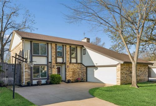 304 Lark Ln, Euless, TX, 76039-8028 | Card Image