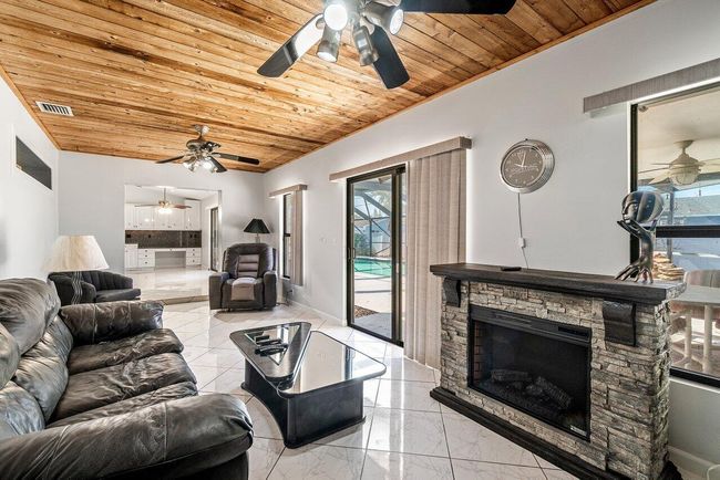 61 W Rubber Tree Dr, House other with 3 bedrooms, 2 bathrooms and null parking in Lake Worth FL | Image 22