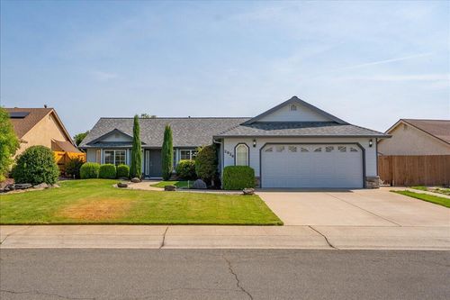2824 Blue Bell Dr, Redding, CA, 96001-5702 | Card Image