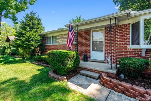 750 N Hagadorn St, South Lyon, MI, 48178-1161 | Card Image