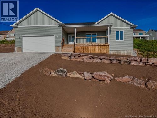 72 Squire Dr, House with 4 bedrooms, 3 bathrooms and null parking in Quispamsis NB | Card Image