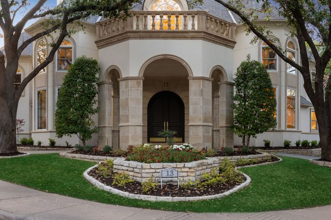 Elegant porte-cochere | Image 36