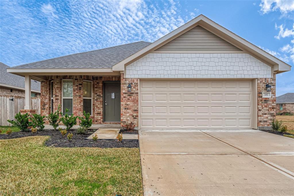 Bayou Maison Cir, Dickinson, TX 77539