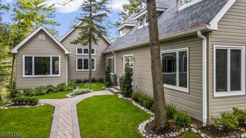 68 High Point Rd, Bloomingdale, NJ, 07403-1417 | Card Image