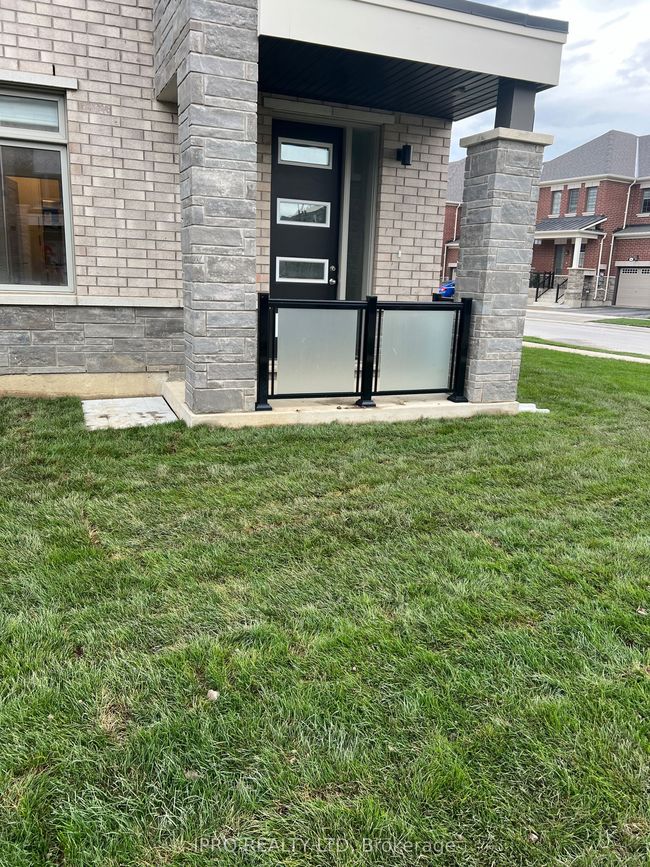 2 Plume St, House attached with 3 bedrooms, 3 bathrooms and 1 parking in Brampton ON | Image 4