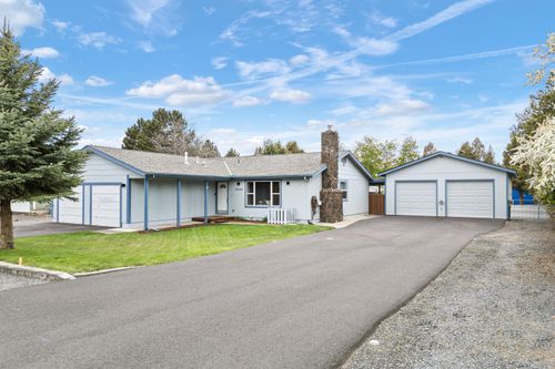 61556 Twin Lakes Loop, Bend, OR, 97702-9585 | Card Image