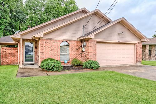 3945 Suncrest Dr, Groves, TX, 77619-5270 | Card Image