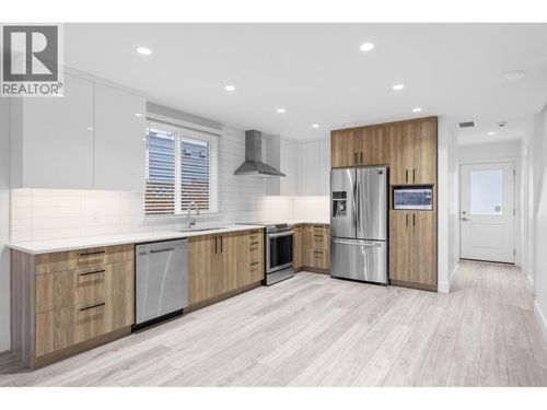 727 Cadder Ave, Kelowna, BC, V1Y5N7 | Card Image