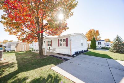 Front yard and driveway | Image 3