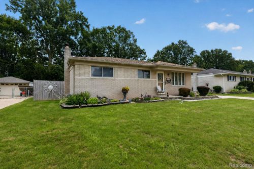 27241 Evelyn Ave, Brownstown Twp, MI, 48183-4870 | Card Image