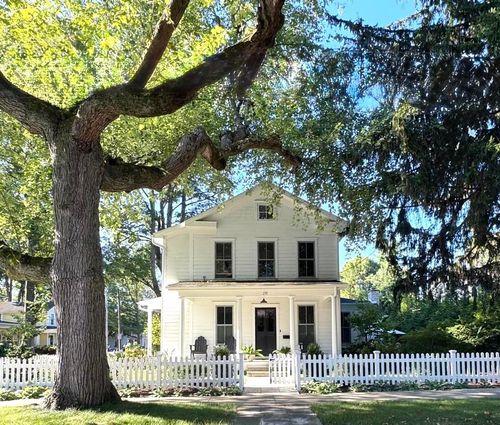 235 E Elm St, Granville, OH, 43023-1403 | Card Image