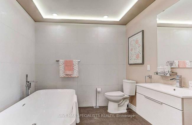 24 Cypress Crt, House attached with 3 bedrooms, 3 bathrooms and 4 parking in Aurora ON | Image 7