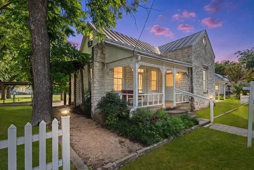 501 W Creek St, Fredericksburg, TX, 78624-3115 | Card Image