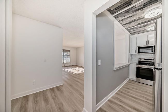 305 - 1712 38 Street Se, Home with 2 bedrooms, 1 bathrooms and 1 parking in Calgary AB | Image 3