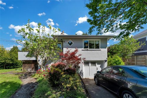 2068 Milton St, Victoria, BC, V8R1N9 | Card Image