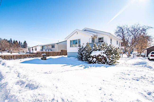 3911 45 Street, Home with 3 bedrooms, 2 bathrooms and 1 parking in Red Deer AB | Image 5