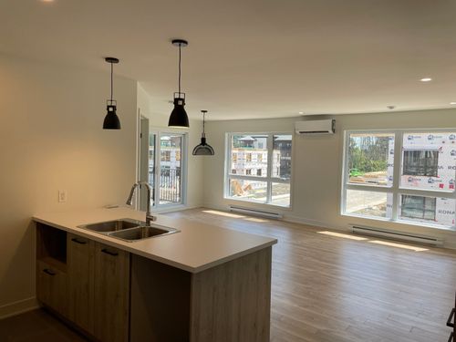 201-3720 Rue Médard-Émard, Longueuil, QC, J3Y0W3 | Card Image