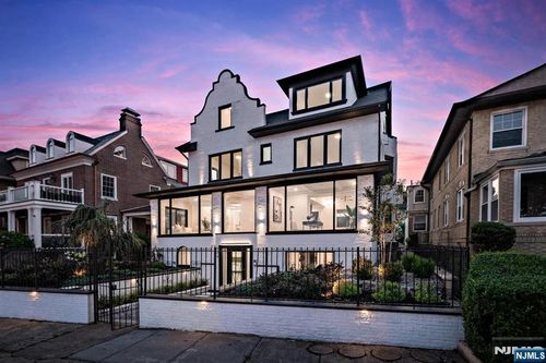 829 Boulevard E, Weehawken, NJ, 07086-7032 | Card Image