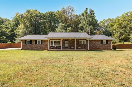 702 Cedar Ln, Reidsville, NC, 27320-8362 | Card Image