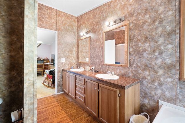 1231 Peach Creek Rd, House other with 4 bedrooms, 2 bathrooms and null parking in Waelder TX | Image 8