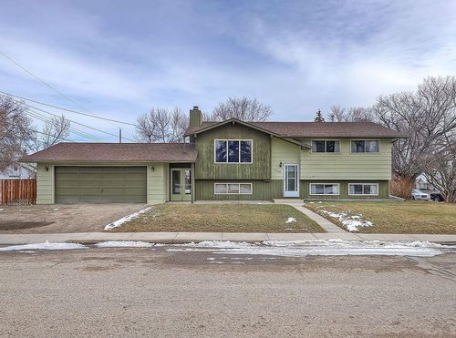 2220 23 St, Nanton, AB, T0L1R0 | Card Image