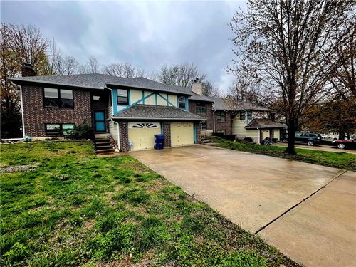 8200 Chas Cir, Pleasant Valley, MO, 64068-8645 | Card Image