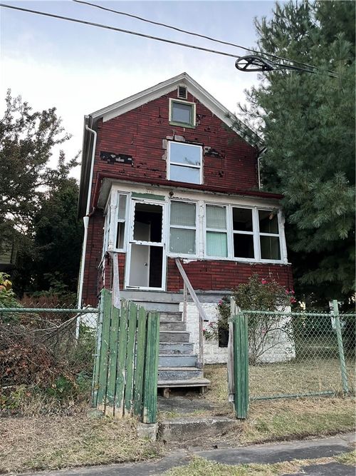 802 Wallis Ave, Farrell, PA, 16121-1914 | Card Image