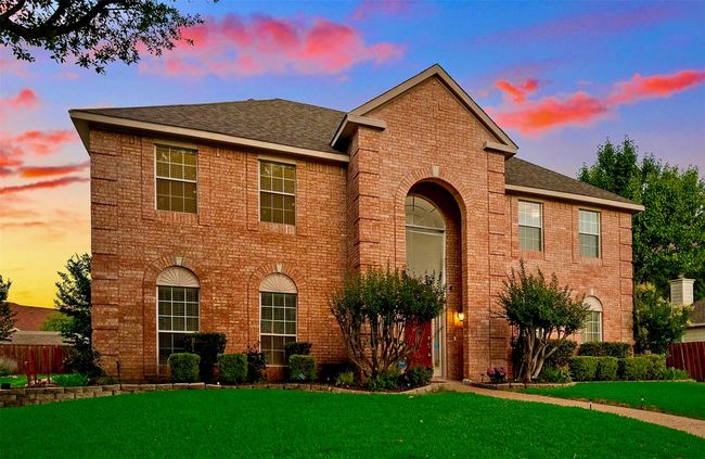 Gorgeous curb appeal on a cul-de-sac | Image 5