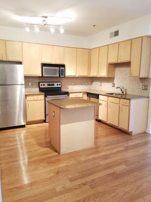 527-1803 Broadway, Nashville, TN, 37203-2766 | Card Image