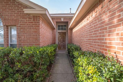 817 Stafford Station Dr, Saginaw, TX, 76131-4911 | Card Image