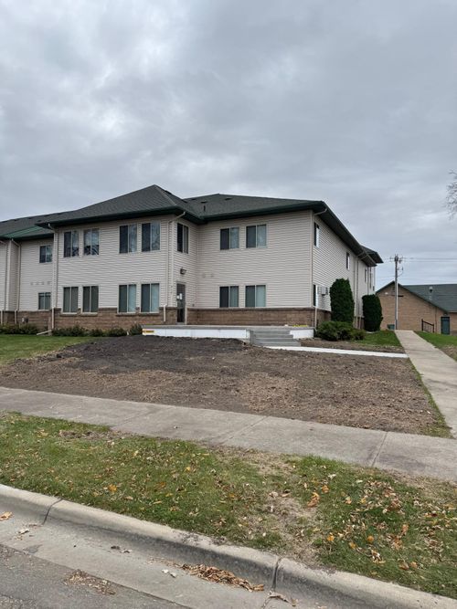 unit-106-912 Hawthorne St, Alexandria, MN, 56308-1889 | Card Image