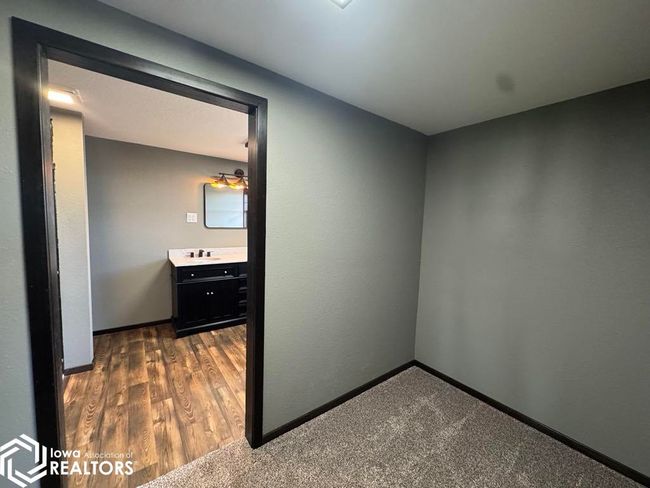 19229 Highway 5, Home with 4 bedrooms, 2 bathrooms and 2 parking in Centerville IA | Image 44