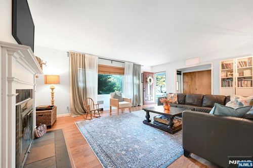 211 Airmount Rd, Mahwah, NJ, 07430-1930 | Card Image