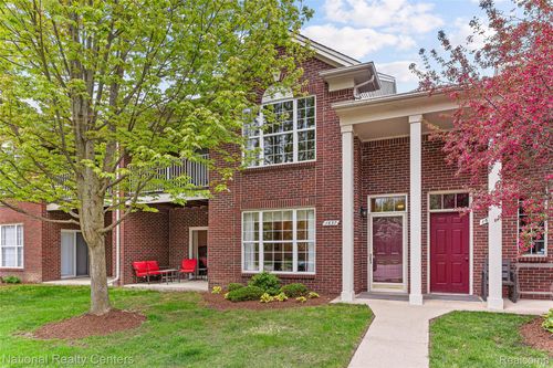 1637 Deepwood Cir, Rochester, MI, 48307-6097 | Card Image
