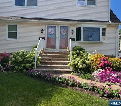 40 Grove St, Little Ferry, NJ, 07643-1805 | Card Image