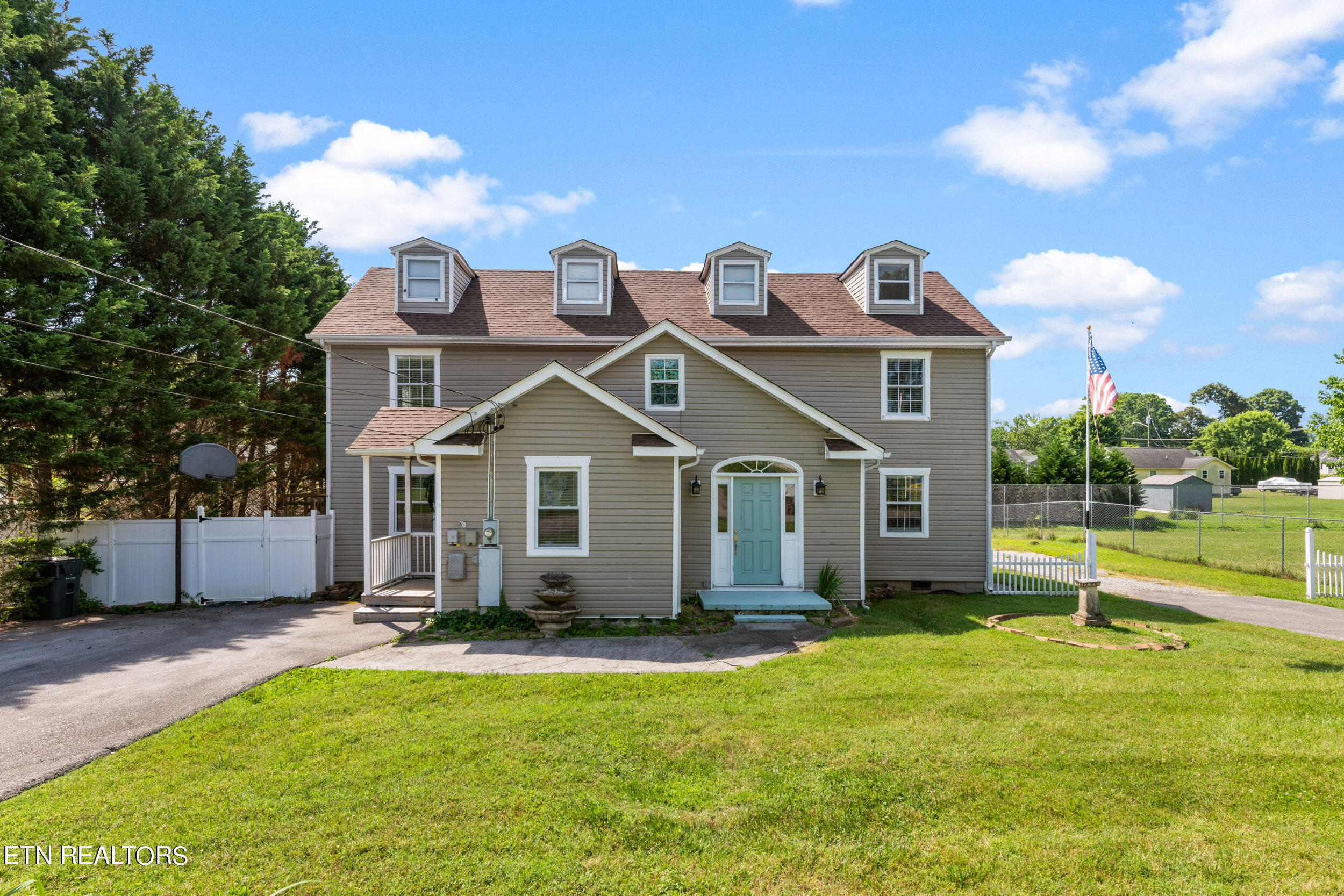 Henrietta Dr, Knoxville, TN 37912