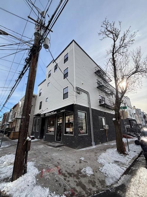 136 Elm St, Newark, NJ, 07105-1703 | Card Image