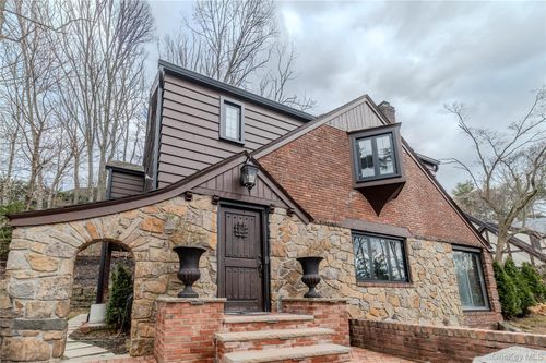 15 Sinclair Martin Dr, Roslyn, NY, 11576-1184 | Card Image