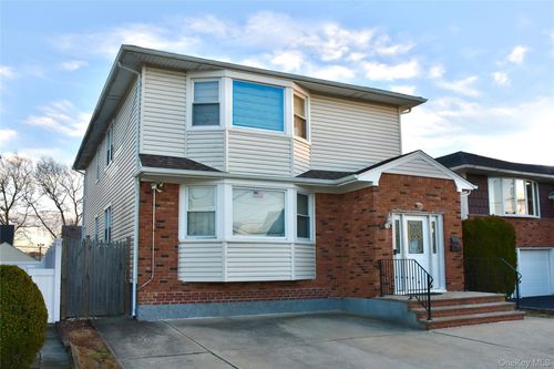 242 Munro Blvd, Valley Stream, NY, 11581-3453 | Card Image