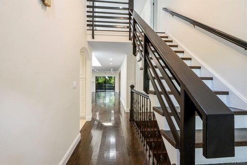 11 Pony Cir, Roslyn Heights, NY, 11577-1958 | Card Image