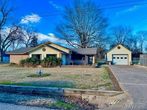 525 W Chestnut St, Coweta, OK, 74429-2147 | Card Image