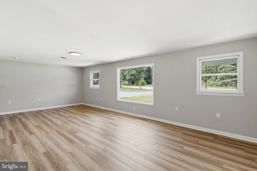 11223 Valley Rd, BERKELEY SPRINGS, WV, 25411-3158 | Card Image