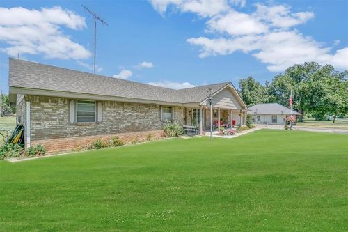 305 E Seger St, Colony, OK, 73021-8503 | Card Image