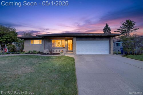 30320 Woodhouse Dr, Warren, MI, 48092-1827 | Card Image